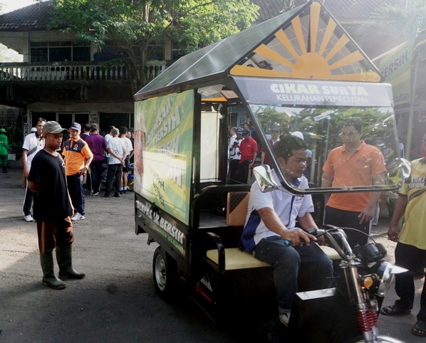 Satu unit cikar listrik dengan energi surya yang digunakan untuk mengangkut sampah di Desa Pemecutan, Denpasar Barat, Bali. Foto : Luh De Suriyani