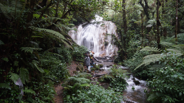 Air terjun mengalir deras dan indah...Foto: Lusia Arumingtyas