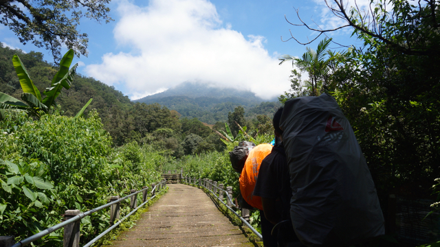 Kala memulai pendakian, tampak puncak gunung diselimuti awan, begitu menawan. Udara segar.Foto: Lusia Arumingtyas