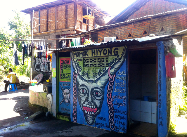 Kamar mandi warga bantaran Sungai Code di Gondolayu. Foto: Nuswantoro