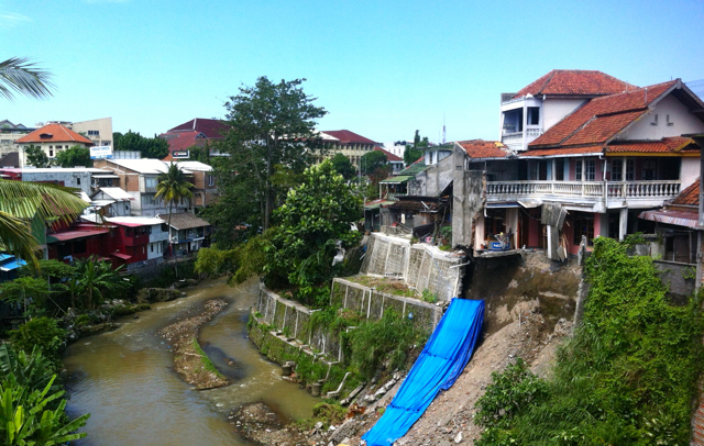 Rumah di bantaran sungai rawan longsor. Foto: Nuswantoro