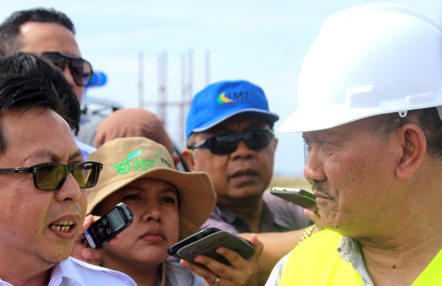 Direktur Jenderal Penegakan Hukum, Rasio Rido Sani, menyampaikan surat keputusan menteri kepada Kosasih, perwakilan pengembang Pulau C dan D. Foto: Sapariah Saturi