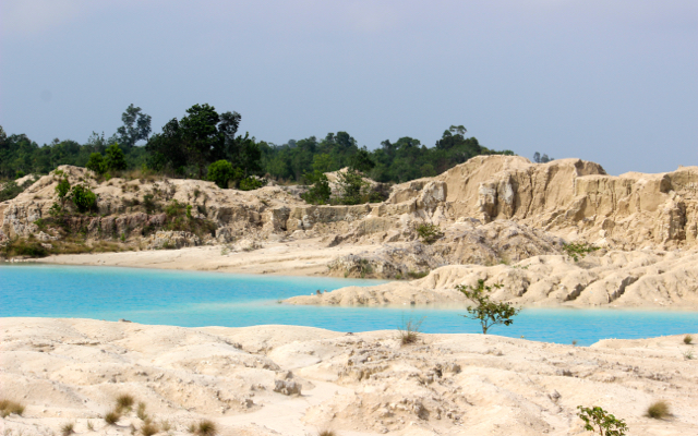 Kolam tambang dan tanah galian yang ditinggalkan begitu saja setelah timah dikuras di Pulau Bangka. Bangka Balitung, salah satu pemeirntah daerah yang dinilai rendah dalam menindaklanjuti penertiban izin tambang sebagai tindaklanjut Korsup KPK. Foto: Sapariah Saturi