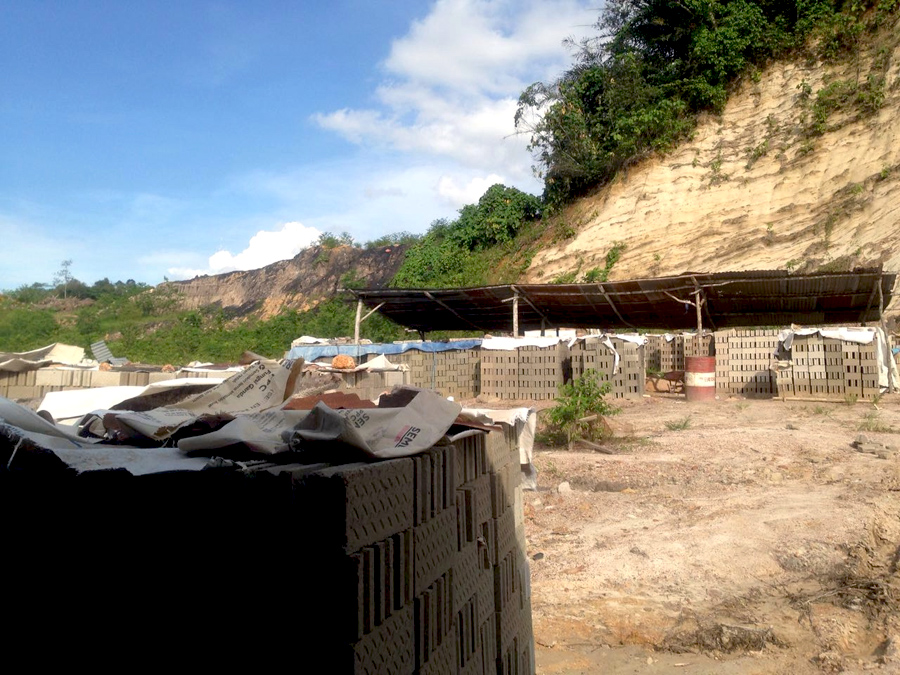 Tempat pembuatan batako yang tidak jauh dari lokasi terjatuhnya Arham. Foto: Jatam Kaltim