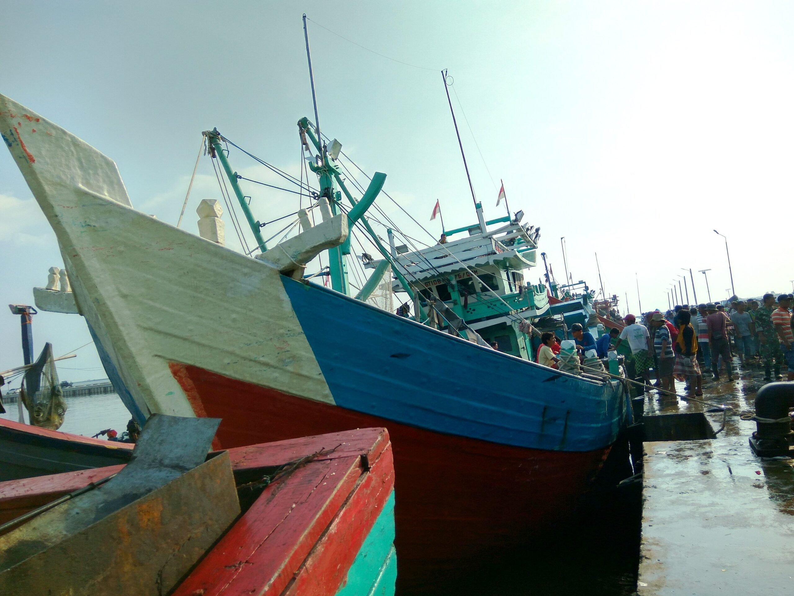 Aktivitas nelayan di salah satu kapal yang bersandar di Pangkalan Pendaratan Ikan (PPI) Pasiran, Pulau Sabang, Aceh pada Minggu (01/05/2016). Foto : M Ambari