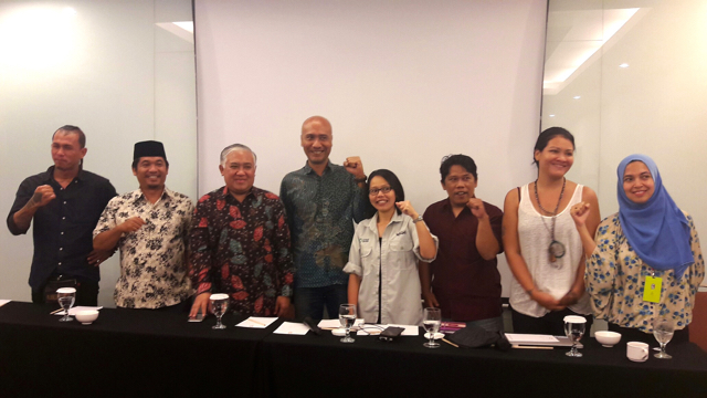 Koalas Break Free, berturut-turut dari kiri ke kanan, Mike Marginal, Ray Rangkuti, Din Syansuddin, Longgena Gintung, Khalisah Khalid, Hendrik Siregar, Melanie Subono dan Hindun Mulaika. Foto: Sapariah Saturi