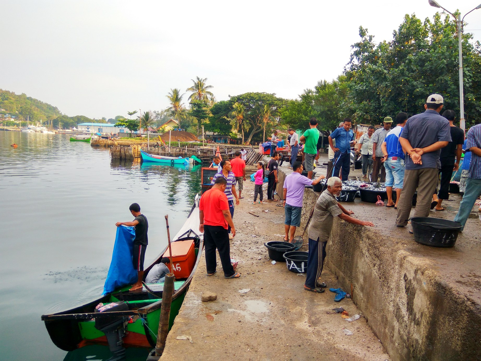 Suasana di dermaga perikanan Pantai Pasiran, Pulau Sabang, Aceh, pada Minggu (1/5/2016). Nelayan di Pulau Sabang masih dapat menangkap ikan dengan melimpah. Foto : M Ambari