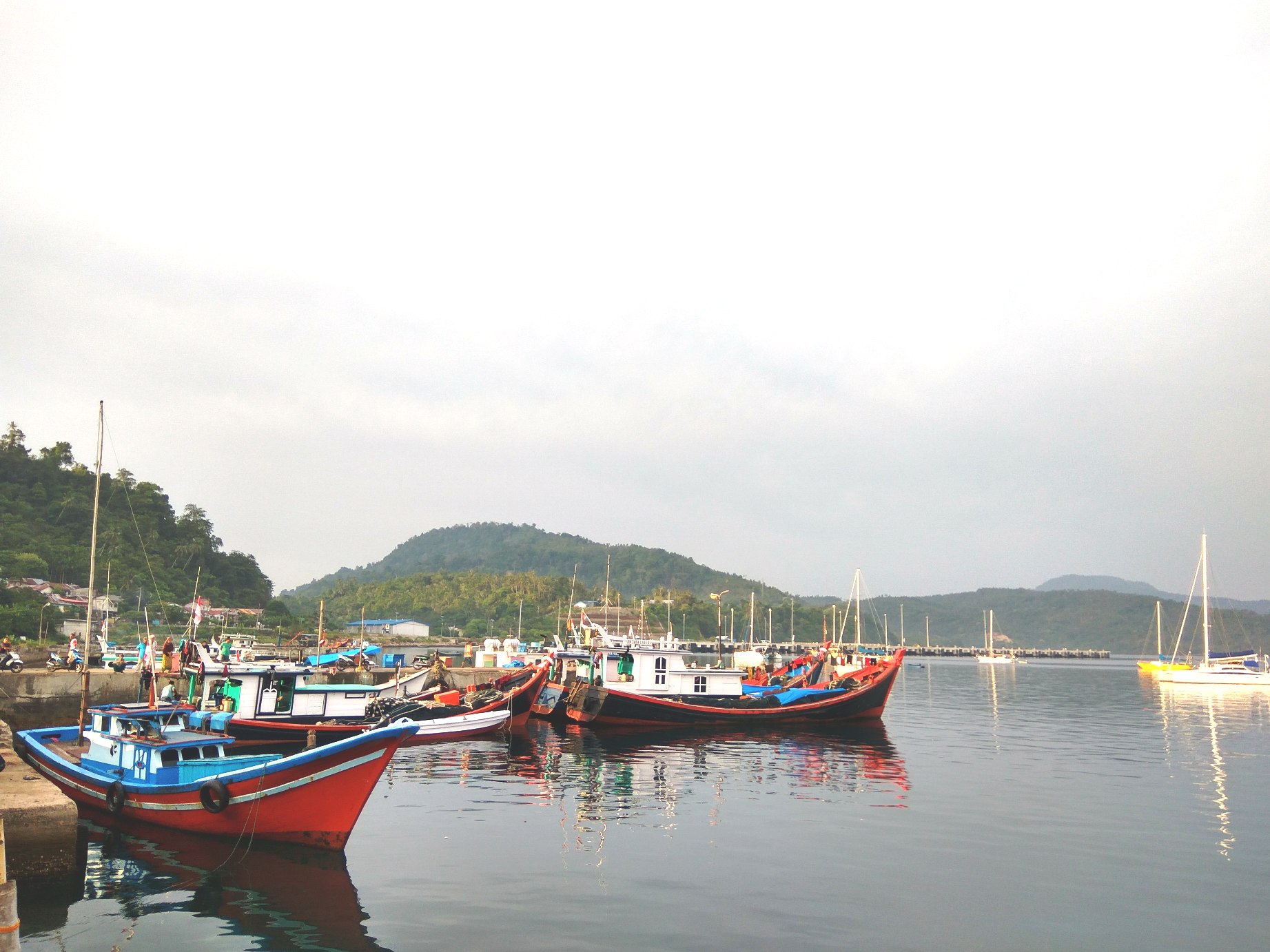 Suasana di dermaga perikanan Pantai Pasiran, Pulau Sabang, Aceh, pada Minggu (1/5/2016). Foto : M Ambari