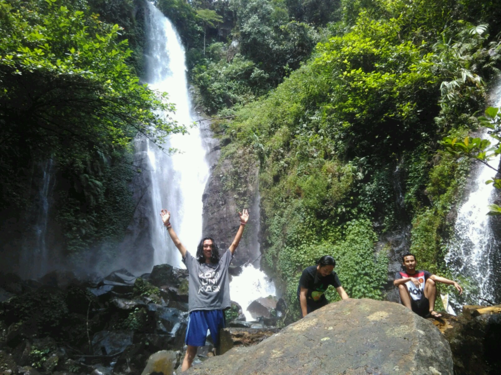 Curug Cikaracak di kampung Cibeling, Desa Cinagara, Kecamatan Caringin, Kabupaten Bogor, salah satu obyek wisata yang cocok bagi pengunjung yang suka trekking dan keindahan alam. Foto : Dony Iqbal 