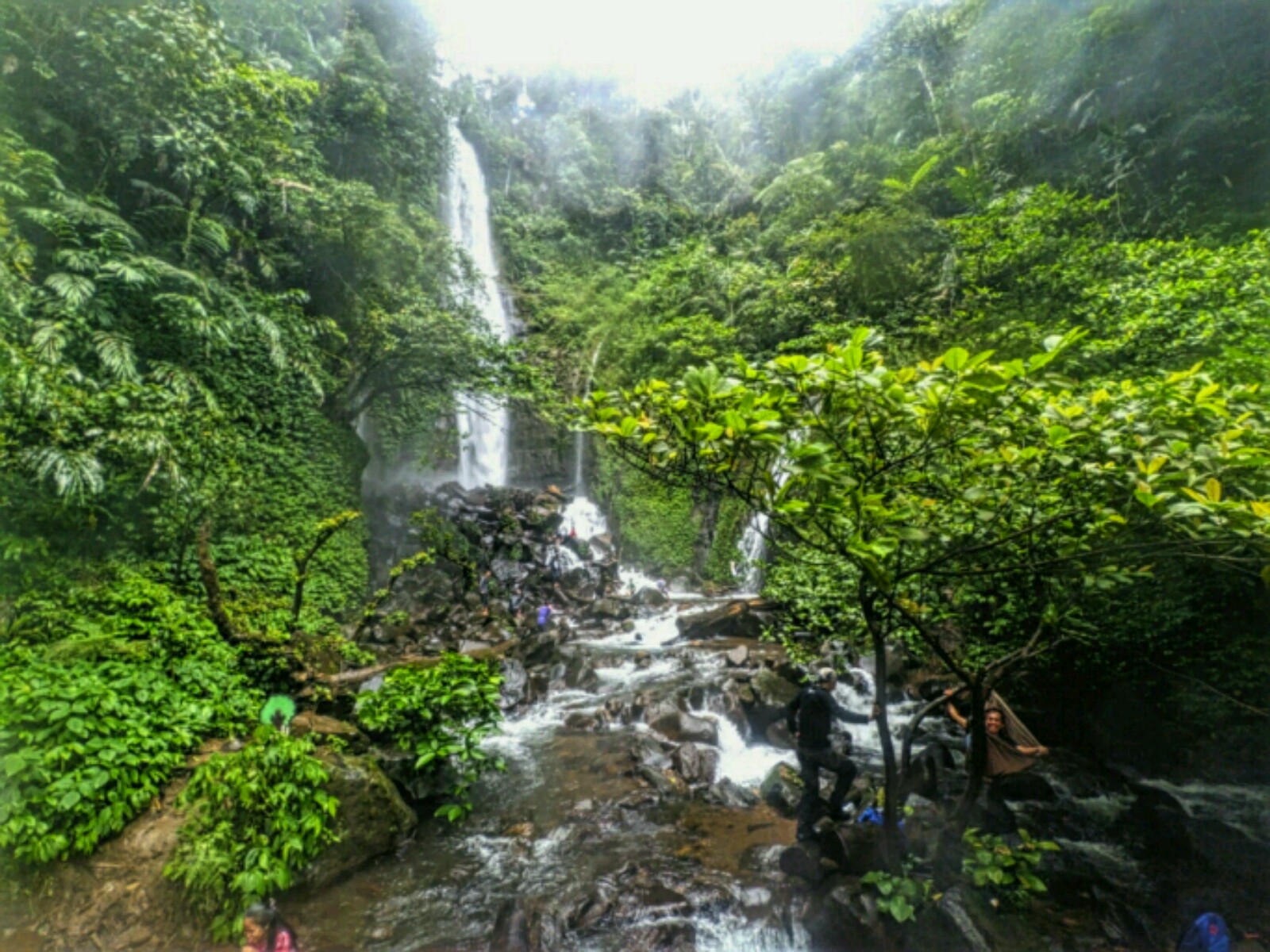 Beginilah panorama Curug Cikaracak di kampung Cibeling, Desa Cinagara, Kecamatan Caringin, Kabupaten Bogor. Foto : Dony Iqbal 