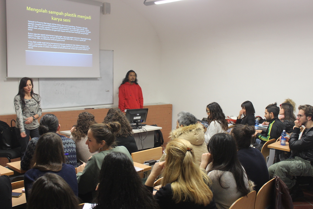 Made Bayak di Napoli Italia mengampanyekan Plasticology. Foto :Made Bayak