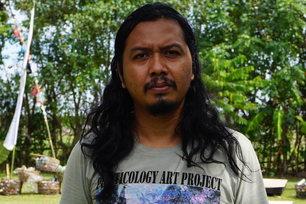 Made Bayak seniman Bali penggagas proyek seni Plasticology. Foto : Anton Muhajir
