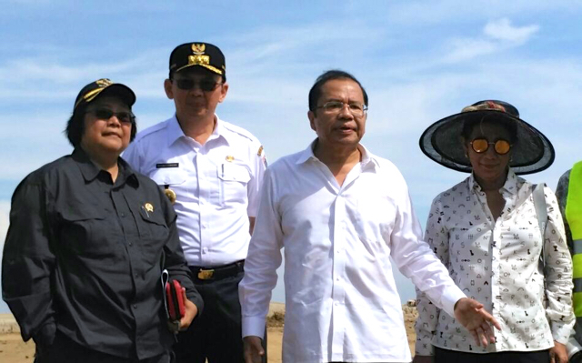 Menteri KLHK, Siti Nurbaya, (paling kiri), Gubernur Jakarta, Basuki Tjahaya Purnama, Menteri Maritim, Rizal Ramli, Menteri KKP, Susi Pudjiastuti, kala kunjungan ke pulau reklamasi. Foto: Indra Nugraha