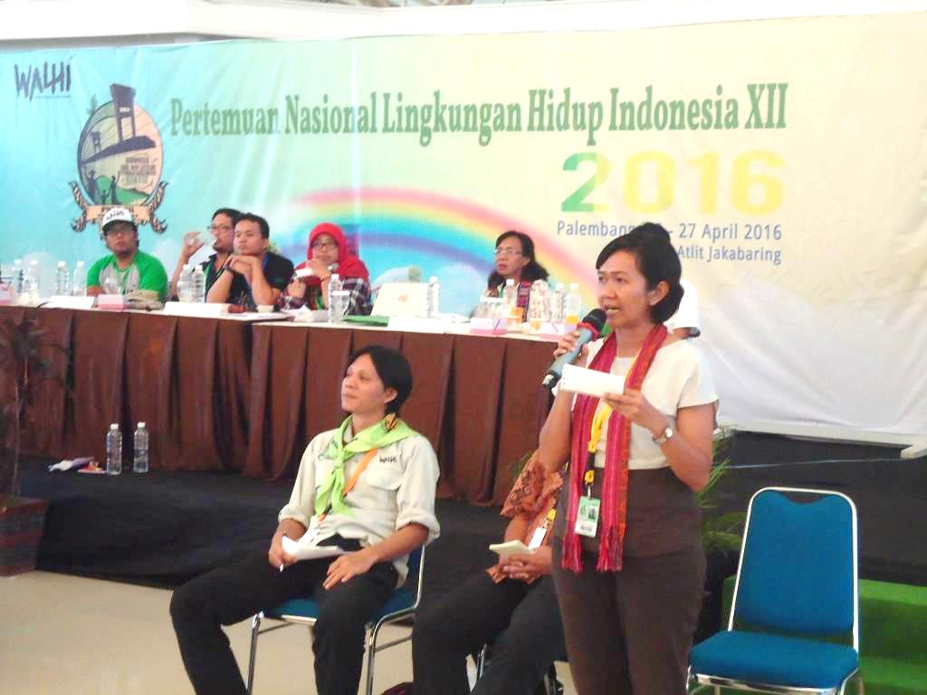 Nur Hidayati atau akrab disapa Yaya (berdiri) dalam proses pemilihan direktur eksekutif nasional Wahana Lingkungan Hidup Indonesia (Walhi) dalam Pertemuan Nasional Lingkungan Hidup (PNLH) XII di Palembang, 28 April 2016. Foto : Themmy Doaly
