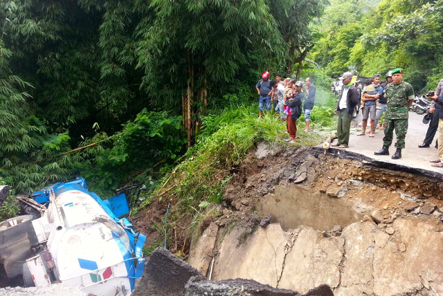 Longsor ruang jalan di Jambi. Foto: BPBD Jambi