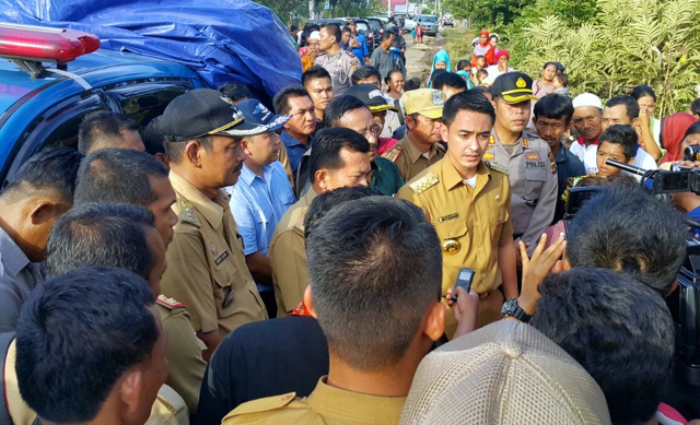 Gubernur Jambi, Zumi Zola, kala meninjau kerusakan dan korban banjir bandang. Foto: BPBD Jambi