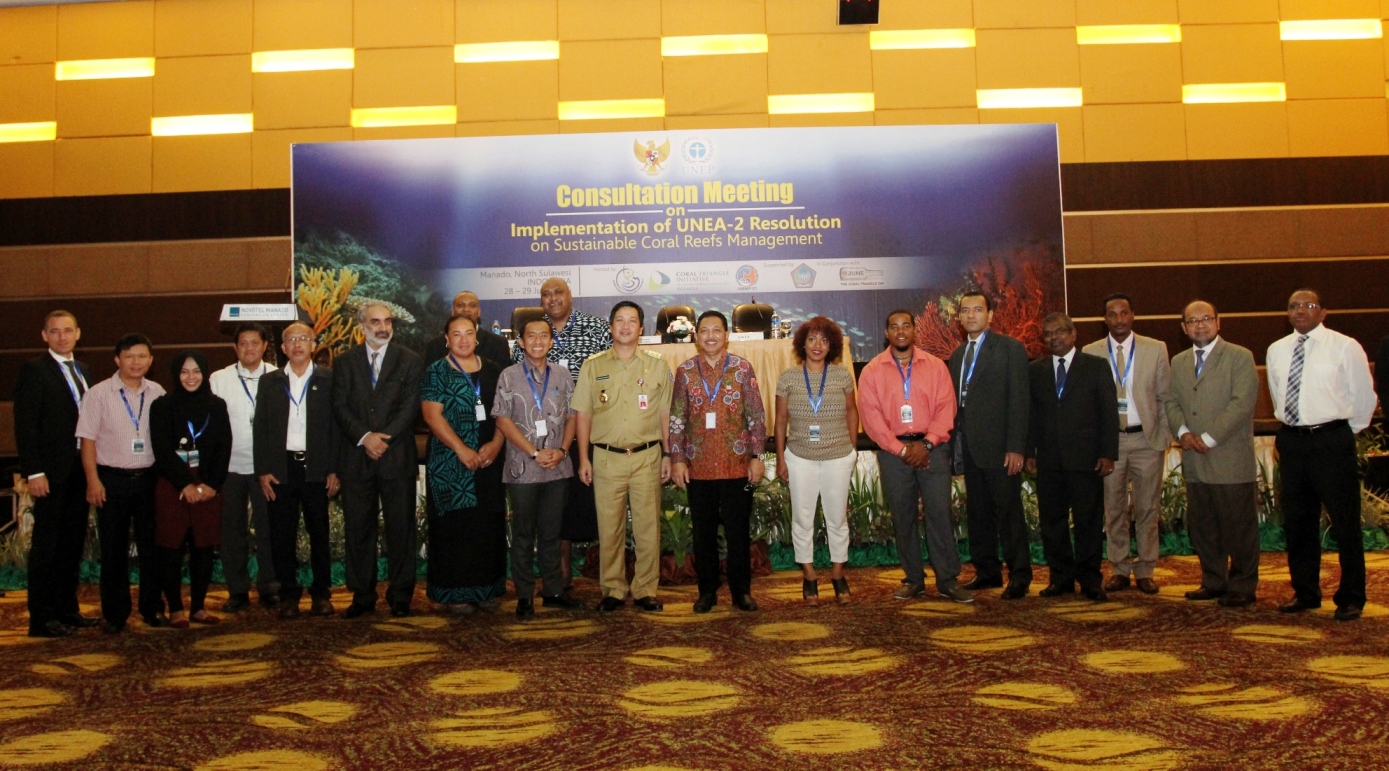 Direktur Jenderal Pengelolaan Ruang Laut KKP Brahmantya Satyamurti Poerwadi berfoto bersama dengan para peserta pertemuan konsultasi tentang terumbu karang dunia di Manado, Sulut, Selasa (28/06/2016). Pertemuan tersebut sebagai tindak lanjut dari pertemuan Sidang Umum PBB Bidang Lingkungan kedua (United Nations Environment Assembly/UNEA-2) di Nairobi, Kenya yang melahirkan resolusi pengelolaan terumbu karang berkelanjutan. Foto : Humas Dirjen PRL KKP 