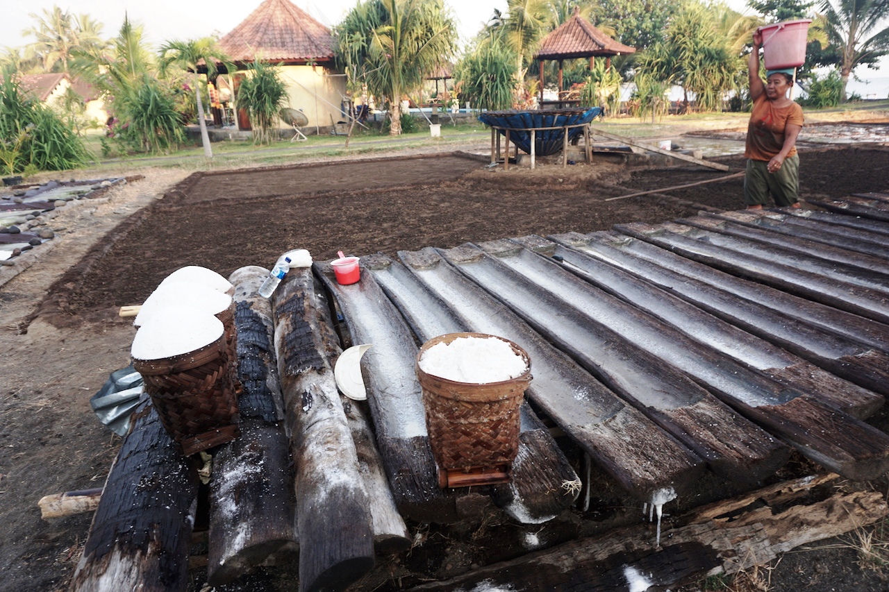 Beginilah keunikan pembuatan garam Amed, di kawasan Amed, Desa Purwakerthi, Kecamatan Abang, Karangasem, Bali. Garam khas yang mendapat sertifikasi sebagai produk indikasi geografis ini terancam keberadaannya karena alih fungsi lahan untuk pariwisata, salah satunya untuk pembangunan hotel dan restoran. Foto : Anton Muhajir