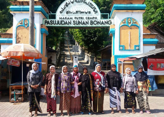 Sembilan Kartini Kendeng foto di depan Pasujudan Sunan Bonang. Foto: Tommy Apriando