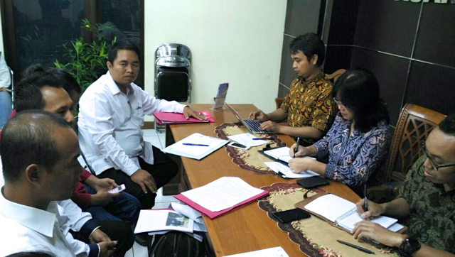 Para aktivis lingkungan yang menolak rencana reklamasi Teluk Benoa, Bali, melaporkan kasus intimidasi dan pemukulan mereka ke Komnas HAM. Foto: Indra Nugraha