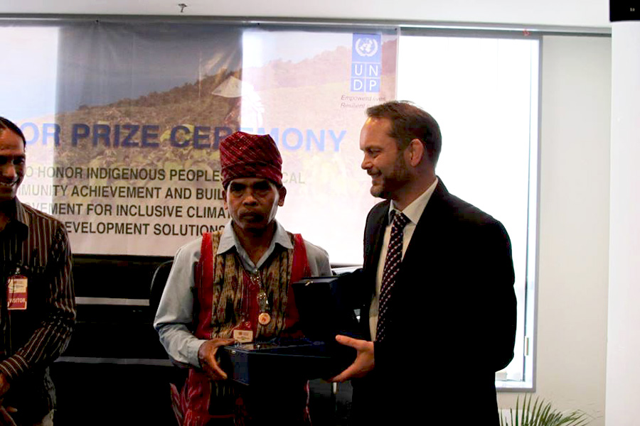 Petrus Asuy saat menerima penghargaan Equator Prize atas upaya melindungi dan memulihkan hutan adat Muara Tae. Foto: AMAN Kalimantan Timur