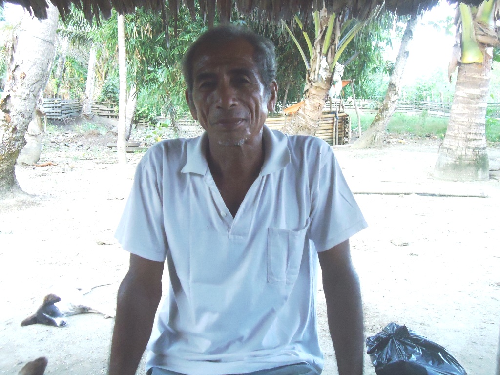 Zakaria Mayuntu, petani Desa Bantane, Rainis, Kabupaten Kepulauan Talaud, Sulut, dulu merupakan pemburu dan penjual nuri talaud (Eos histrio talautensis). Sekarang dia terlibat aktif dalam konservasi nuri talaud atau sampiri. Foto : Themmy Doaly
