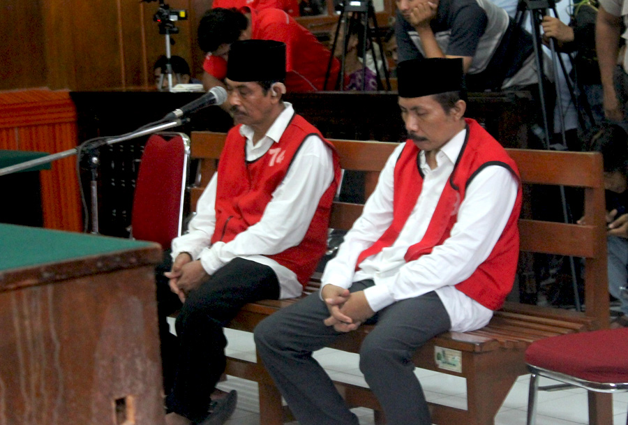 Madasir (kiri) dan Haroyono (kanan) , terdakwa pembunuhan Salim Kancil yang divonis 20 tahun penjara. Foto: Petrus Riski