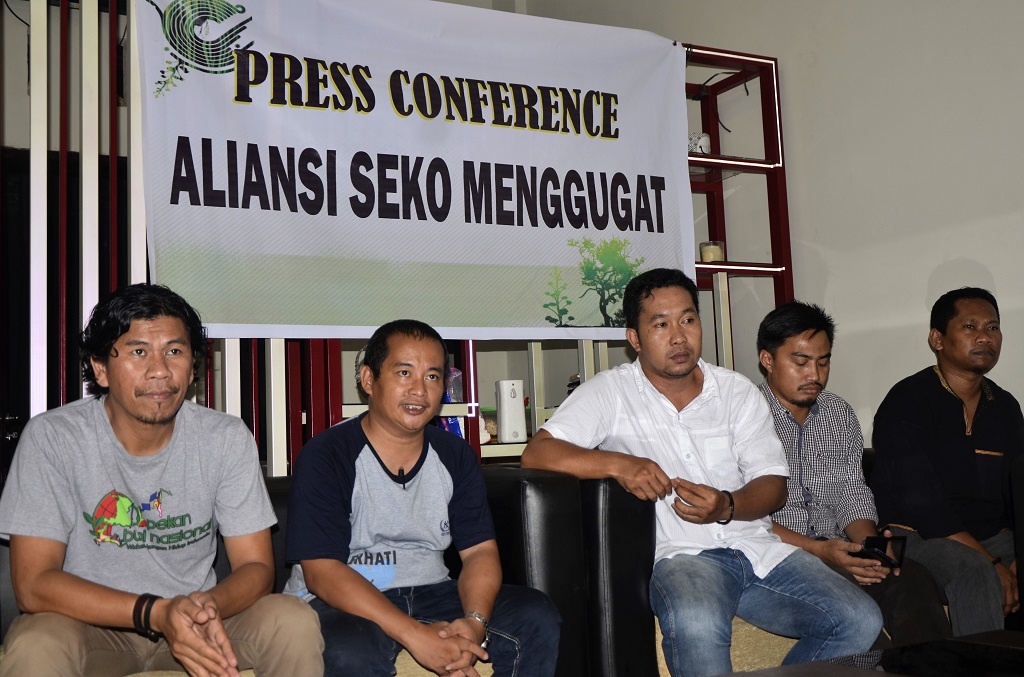 Aliansi Masyarakat Menggugat (ASM) yang terdiri dari sejumlah LSM di Sulsel menyatakan menolak rencana Pemkab Luwu Utara melanjutkan pembangunan PLTA Seko. Keberadaan PLTA dinilai akan berdampak buruk secara ekologi dan sosial budaya masyarakat adat Seko. Foto: Wahyu Chandra