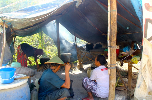 Sehari-hari di tenda perjuangan. Foto: Tommy Apriando
