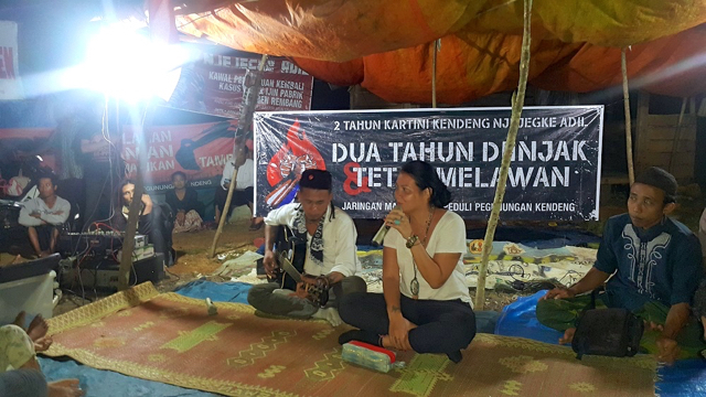 Melanie Subono dan Mike Marjinal menyemangati perjuangan dua tahun Ibu-Ibu Rembang di tenda perjuangan. Foto: Tommy Apriando