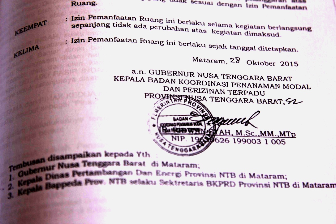 Surat izin Pemanfaatan Ruang dari Pemprov NTB kepada PT Dinamika Atria Raya (DAR) untuk melakukan pengerukan pasir laut di Selat Alas, Lombok Timur. Foto : Anton Muhajir