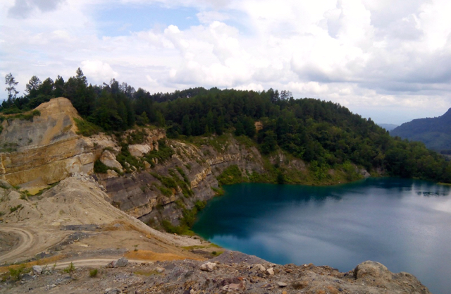 Daerah bekas tambang ini ditinggalkan begitu saja tanpa dilakukan reklamasi. Foto: Vinolia
