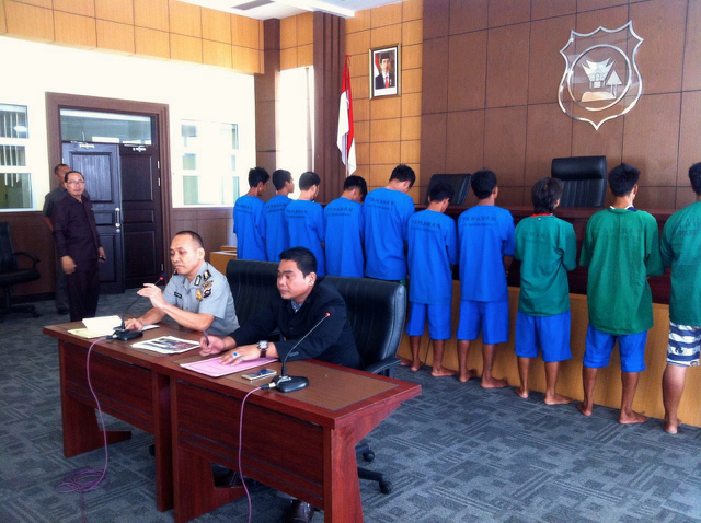 Para pelaku penambang emas ilegala yang ditangkap Polda Sumbar. Foto: Vinolia