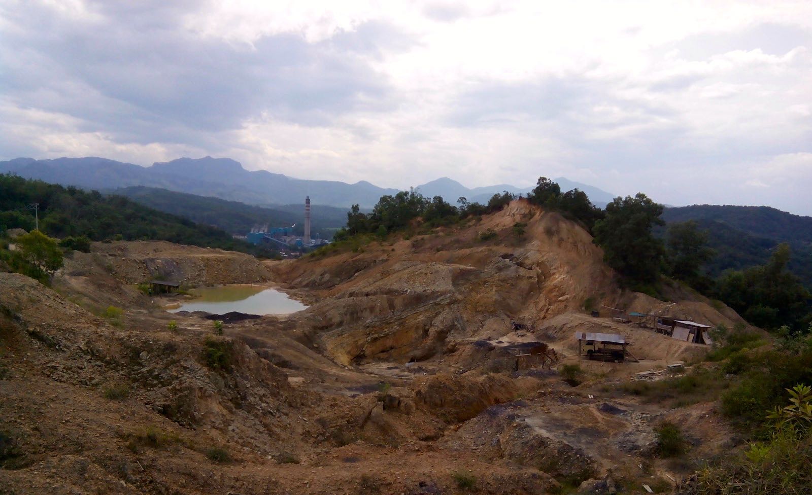 Lokasi bekas tambang emas yang ditinggal rusak begitu saja. Foto: Vinolia