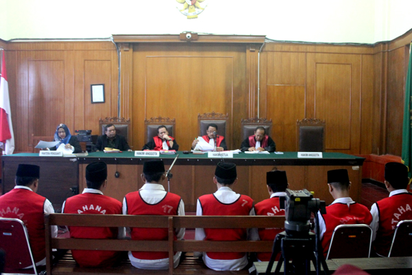 Sidang terhadap terdakwa pembunuh Salim Kancil ditunda dengan alasan, terdakwa sakit. Foto: Petrus Riski