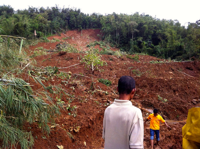 Longsor di berbagai daerah di Jateng menewaskan 35 orang, 25 hilang dan belasan luka-luka. Foto: Nuswantoro