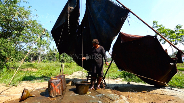 Pipa dua meter dimasukkan dalam lubang sedalam 180 meter berisi minyak mentah untuk dihisap keluar. Foto: Ayat S Karokaro