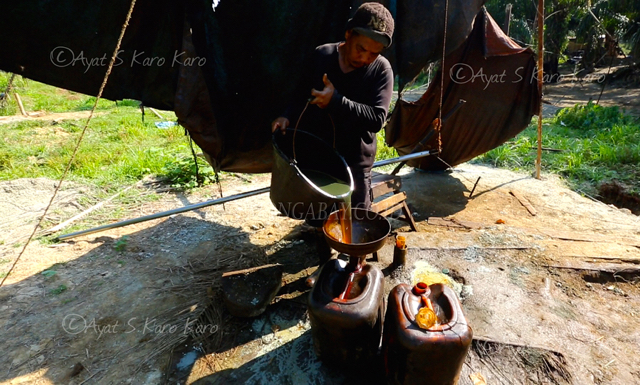 Hasil penjualan minyak mentah tak warga pakai sendiri. Mereka juga sumbangkan buat pembangunan desa. Foto: Ayat S Karokaro