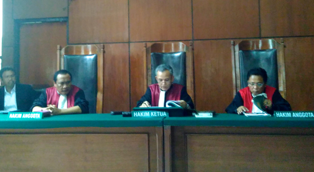 Majelis Hakim yang menyidangkan kasus kebakaran lahan PT JJP di PN Jakarta Utara. Foto: Lusia Arumingtyas