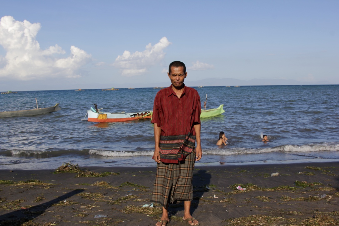 Daeng Nurdin, nelayan dari Desa Tanjung Luar, Kecamatan Kruak, Kabupaten Lombok Timur NTB. Dia dan ribuan nelayan terancam mata pencaharian karena rencana pengerukan pasir di perairan Lombok Timur untuk reklamasi Teluk Benoa Bali. Foto : Anton Muhajir