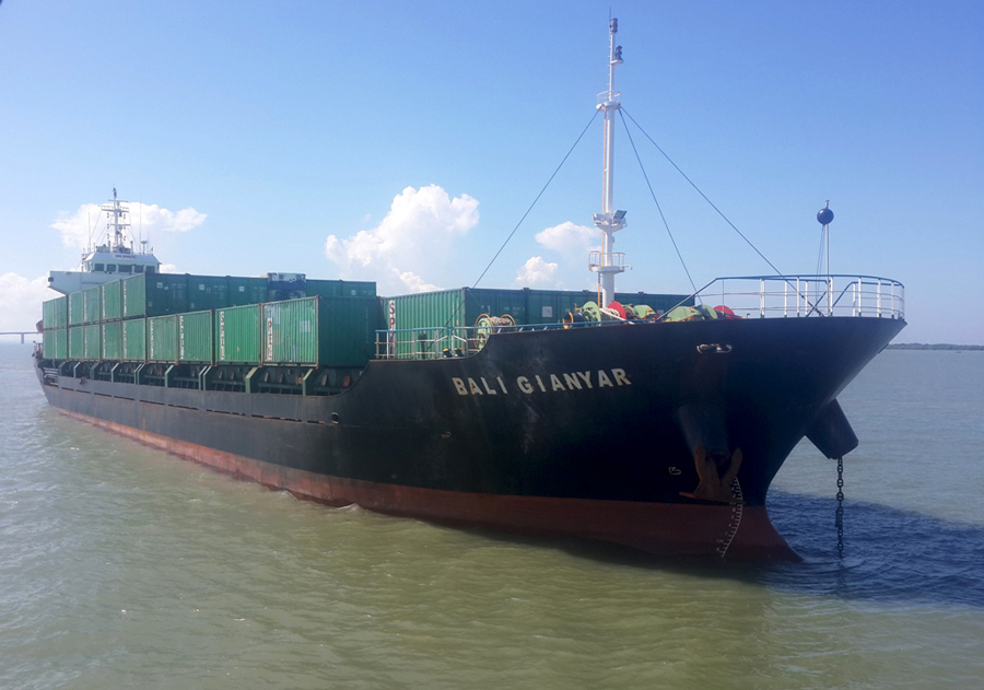 Kapal MV Bali Gianyar yang ditangkap karena membawa kayu tanpa dokumen sesuai ketentuan. Foto: JPIK Jatim