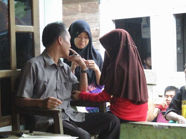 Dua anak perempuan Nurdin menangis karena khawatir Nurdin ditangkap polisi. Foto: Dedek Hendry