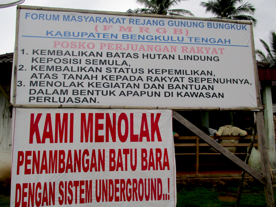Spanduk penolakan penambangan batu bara bawah tanah di depan sekretariat Forum Masyarakat Rejang Gunung Bungkuk. Foto: Dedek Hendry