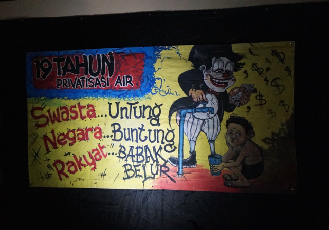 Privatisasi air Jakarta, menempatkan air sebagai produk perusahaan dengan capaian keuntungan. Alhasil, banyak warga tak mampu, tak memperoleh akses air bersih. Foto: Lusia Arumingtyas