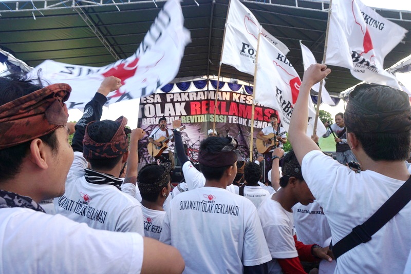 Aksdi damai tolak reklamasi Teluk Benoa dengan panggung musik di Desa Kesiman, salah satunya menampilkan Band Nosstress yang mengajak warga tetap melawan dengan damai. Foto: Luh De Suriyani. 