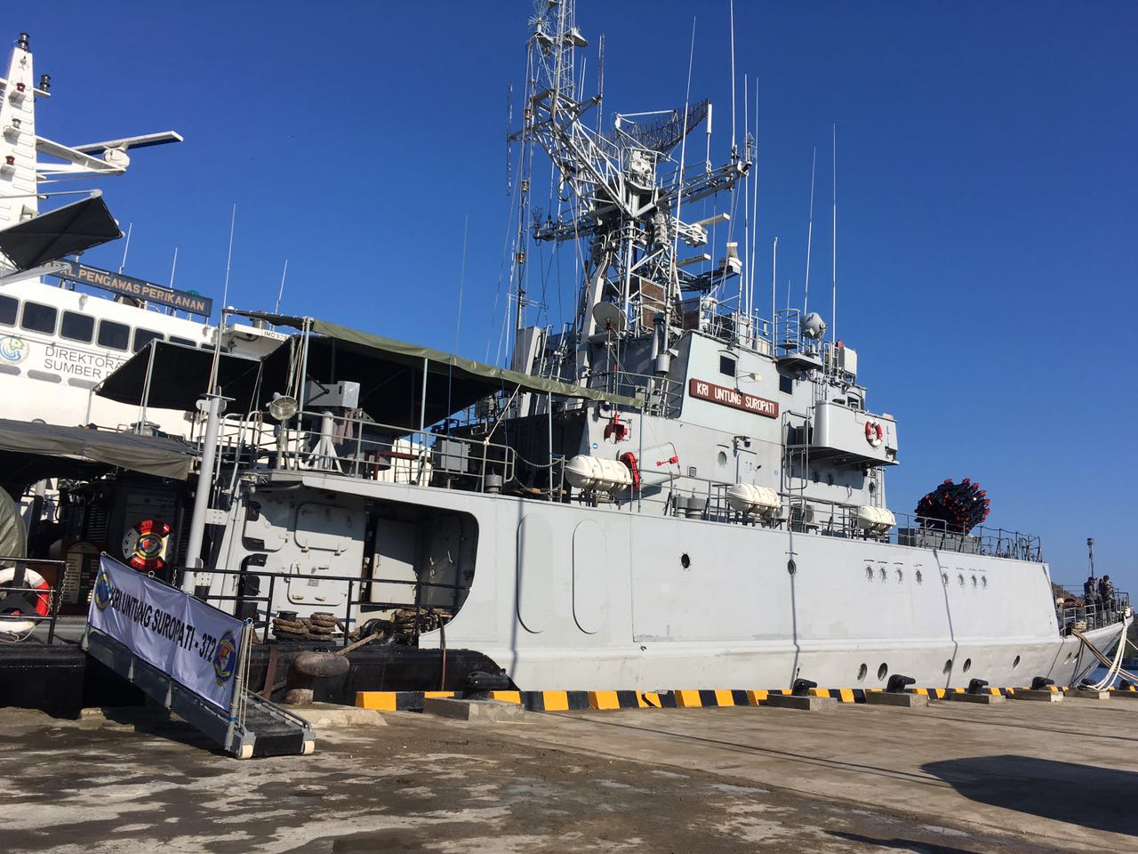 KRI Untung Suropati 372 yang digunakan Menteri Kelautan dan Perikanan Susi Pudjiastuti melakukan kunjungan kerja ke NTT untuk melihat langsung permasalahan kelautan dan perikanan . Foto : Humas KKP 