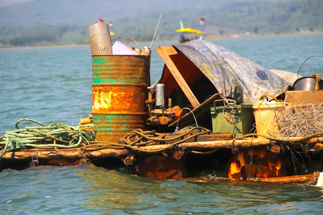 Peralatan, termasuk mesin pengebor laut untuk bikin pelabuhan batubara. Foto: Tommy Apriando 
