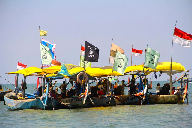 Para nelayan aksi turun ke lalut bentuk protes terhadap kelanjutan pembangunan PLTU Batang. Foto: Tommy Apriando