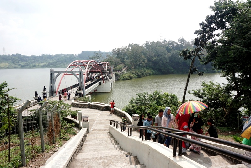 Pintu masuk desa wisata Kandri dan Goa Kreo dengan latar belakang Waduk Jatibarang, Semarang, Jawa Tengah. Foto : Luh De Suriyani
