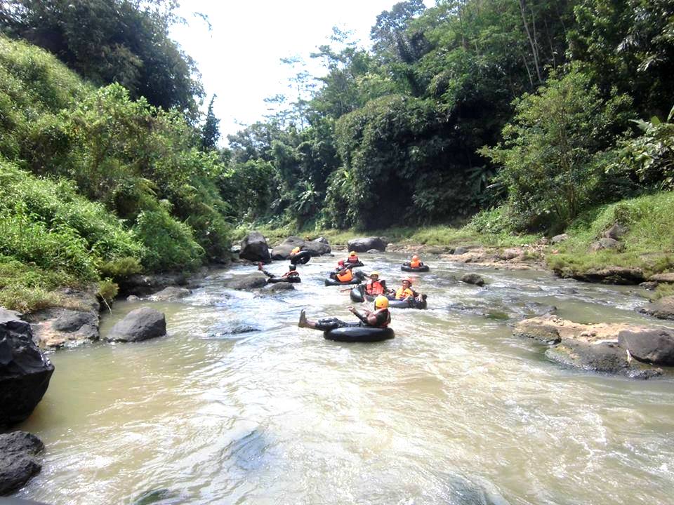 Saat pengunjung mencoba river tubing di desa wisata Kandri, Semarang, Jawa Tengah. Paket wisata ini juga menjadi napak tilas Sunan Kalijaga dalam menjaga sungai dan goa Kreo. Foto : Facebook Desa Wisata Kandri